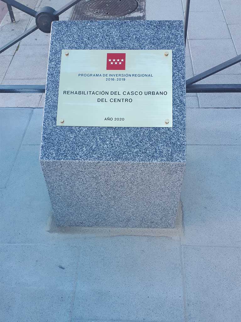 Latón sobre granito